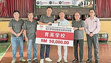 Photo of 邱培栋移交5万 挺育英小学提升设备