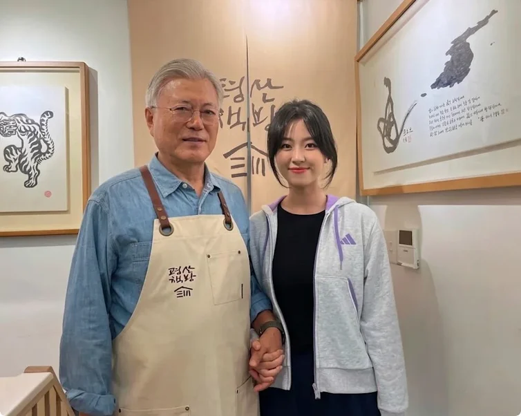 25岁的中国女留学生文文在韩国惨遭杀害藏尸，生前曾与韩国前总统文在寅牵手合照。（照片取自脸书）