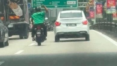 Photo of 疑不满司机突换道 追车狂骂砸镜 路怒骑士被捕