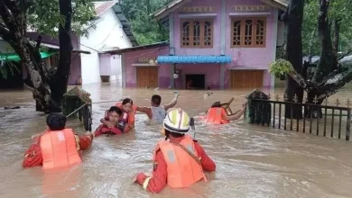 Photo of 暴雨冲垮河堤 缅甸灾民划竹筏逃生