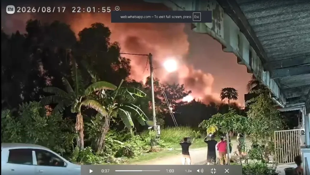 熊熊火光照亮夜空，极为可怖。一名车主赶紧把车子移走，深恐遭到池鱼之殃。（视频截图）