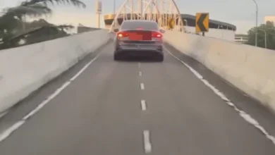 Photo of 误闯还是避车龙? 轿车驶入摩托车道惹议