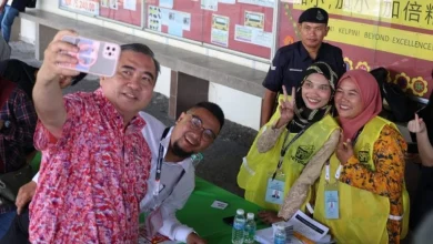 Photo of 【森州州选】 陆兆福人气旺  投票后与选民逐一合照