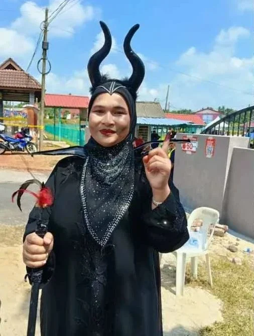 罗斯丽化身“黑魔女”出现在投票中心，相当抢镜。（取自阳光日报）