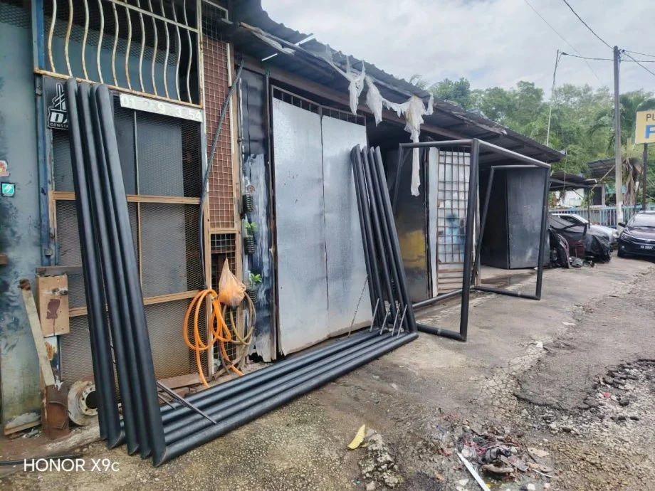 女子发帖声称，丈夫完成10个足球门后，才发现联系他的青体部官员是骗子。（图取自Threads@ainsyahs)