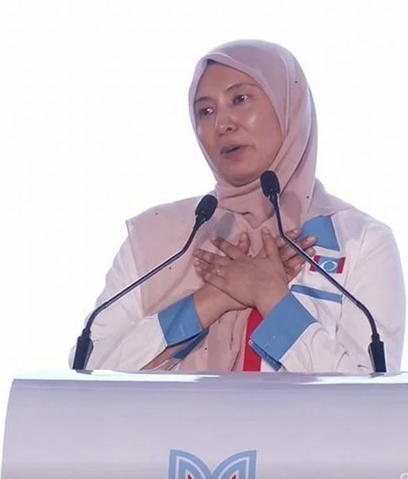努鲁依莎：我如今虽然改变了走道，但我依然与大家共同前进。我还是1998年的努鲁依莎。（截屏）