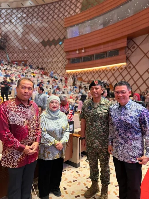 倪可敏昨日出席首相国庆献词集会时，与国防卫队首长丹斯里马烈拉萨、全国总警长丹斯里卡力及总稽查司拿督斯里旺苏拉雅合影。（部长办公室供图）