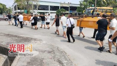 Photo of 相隔不到30小时离世 老夫妻举殡逾百亲友送行