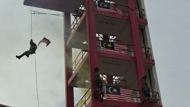 Photo of 消拯员高空倒挂送国旗 吸睛又宣导防火