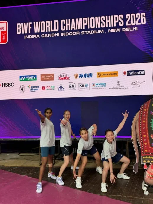 大马4名女双蒂娜（左起）、陈康乐、王馨渝与陈韦妏抵达新德里备战世羽赛时难得放松一刻，4人模仿近期最热门的电影“蜘蛛侠”动作合影留念。（王馨渝IG照片）