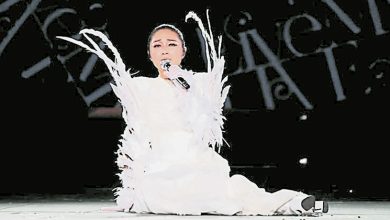 Photo of 广州巡演日晒雨淋 杨千嬅头晕坐著唱