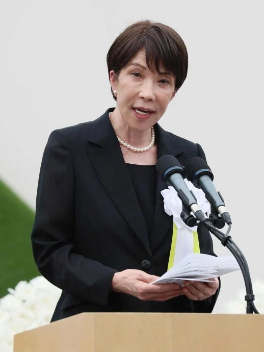 高市早苗决定以维护外交稳定与熊本赈灾为优先,考虑不前往靖国神社参拜。图为她本月9日在原子弹爆炸81周年纪念仪式上发表讲话。(时通社/法新社照片)