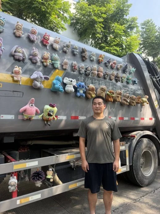 刘张和他粘挂满玩偶的垃圾车，为社会散发浪漫和温馨。（川报集团新闻照片）