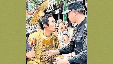 Photo of 皇帝专业户闹乌龙 龙袍加身遭保安拦
