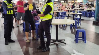 Photo of 男子持刀闯入文打烟小贩中心 警方及时赶抵安抚带走