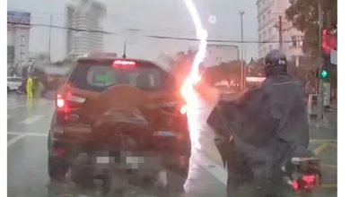 Photo of 一道雷劈下来！ 女骑士瘫倒路边命危