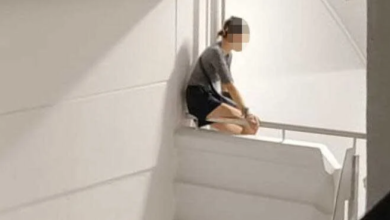 Photo of 危坐16楼墙沿！41岁女获救被捕