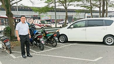 Photo of 马口公市商店前 车位摩多格重叠