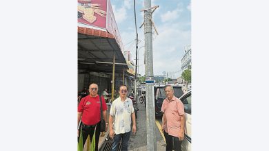 Photo of 刘志俍:有损甲市容 拆广告牌别留木材铁线