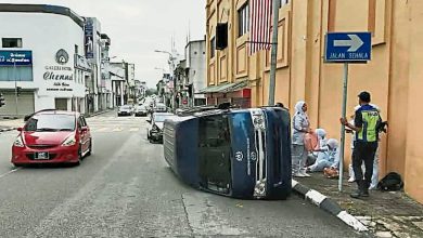 Photo of 疑闯红灯与车碰撞 卫部客货车翻覆3伤