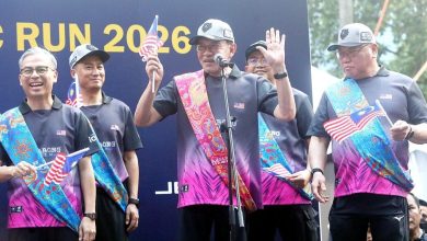 Photo of 亲临城中城主持鸣笛 安华与2万人 穿纱笼奔跑