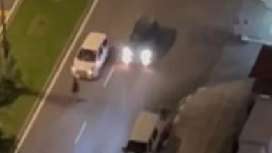 Photo of 女深夜路中央挡车 躺坐马路撒泼还拦罗厘