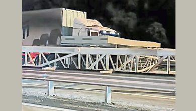 Photo of 大道巨型广告牌倒塌 新巴生河流域多车道受阻