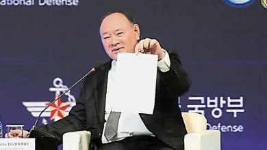 Photo of 发言时收到中方便条 菲防长斥缺乏基本礼仪