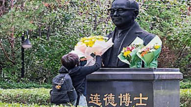 Photo of 哈尔滨医大建校百年 伍连德后代参访献花