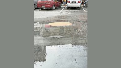 Photo of 疑地下水管爆裂 曾敏兴路面现坑洞