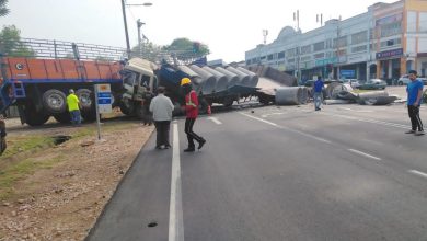 Photo of 载排水涵管的罗里疑似闯红灯     撞向驶出路口的另一辆罗里