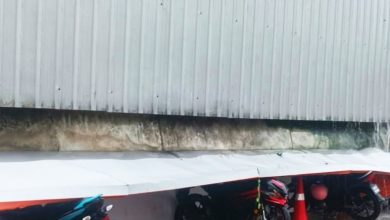 Photo of 不敌狂风暴雨 超市雨棚坍塌砸中3摩多