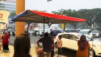 Photo of 男子购物车插巨伞 为同行大人小孩遮雨