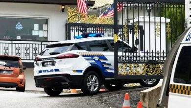 Photo of 【纳吉居家服刑】2车驶入纳吉住家 警车例行检查警卫亭
