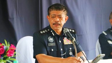 Photo of 轿车行驶中身体伸出窗外 警：锁定3涉案男子身份