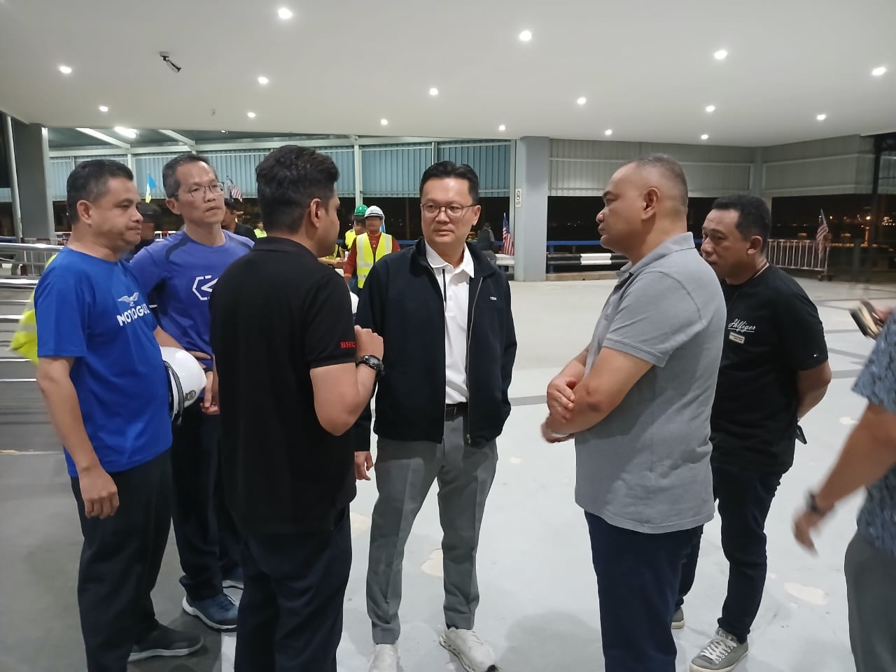 杨顺兴在北海码头向工作人员了解情况。