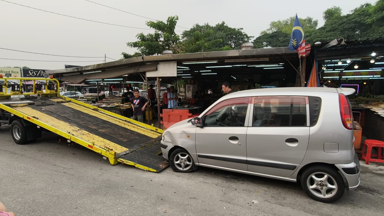 14岁少女疑智力障碍独驾 北赖为食街连撞2车