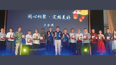 Photo of 【华都小学中秋节暨回校日晚宴】不谙华语苦练1个月 友族教师唱甜蜜蜜