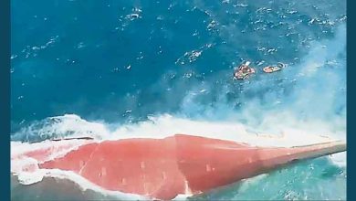 Photo of 印尼渡轮翻覆129人失踪 巨浪阻碍水下搜救