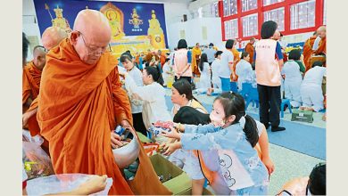 Photo of 吉佛学院供僧大会 100僧人列队托钵