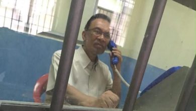 Photo of 安华分享狱中旧照 隔玻璃与家人相见难忘