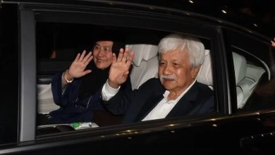 Photo of 【罢黜严端王位】 “谢谢大家到来!” 严端现身机场 神情淡定