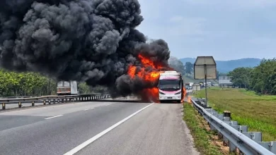 Photo of 载有15人旅巴行驶中着火 车内全数人及时逃生