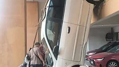 Photo of 踩油过猛撞毁停车场围墙 轿车垂直跌一楼 5车遭殃