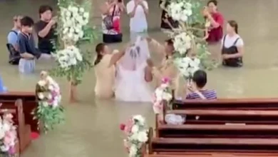 Photo of 真爱不怕洪水!菲律宾新人涉过及腰洪水教堂完婚