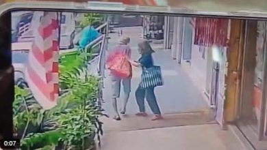 Photo of 视频〡推老翁入沟 女子若无其事离开