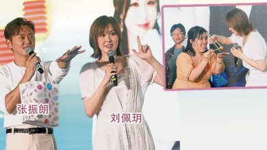Photo of 张振朗 刘佩玥 雨中与粉丝追月