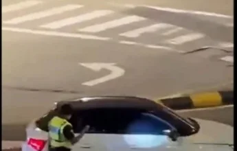 Photo of 疑因疲劳在等交通灯时睡着 男司机被警叫醒慌乱中逆行