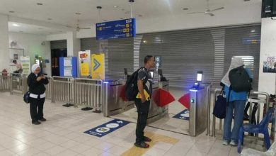 Photo of 火车到站入口没开 铁道公司：员工抱恙未到岗