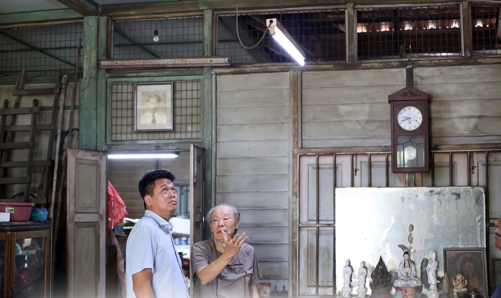 退休教师住家屋顶腐朽 罗炜家协调援助